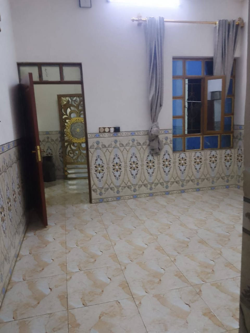 مكلف بالنشر بيت للبيع
الموقع الحورية الجديدة قرية شكرٱ الشارع العام مساحة الارض ٦٠٠ متر ومساحة البناء ٢٠٠ متر يتكون البيت من غرفتين نوم+ استقبال+هول استقبال+ مطبخ البيت جاهز

***********هاتف.صاحب البيت
