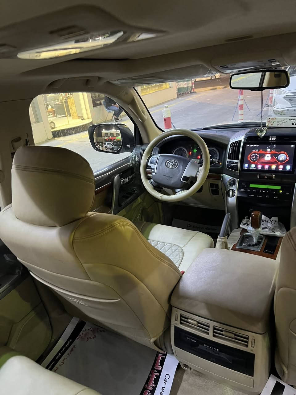 السلام عليكم لاندكروزر ٢٠١٤
السياره بيه جمالغ الخلفي وبيبان ٢من السايق والخلفه والتكمه صبغ 
مكينه 8سلندر 
مكينه كير كفاله 
كأمره خلفيه شاشه  
مري قلابه 
السعر ٣٠٠$وبيه مجال 
ارجوكم بس الشراي يتصل 
مكاني البصره 
الهاتف ***********
