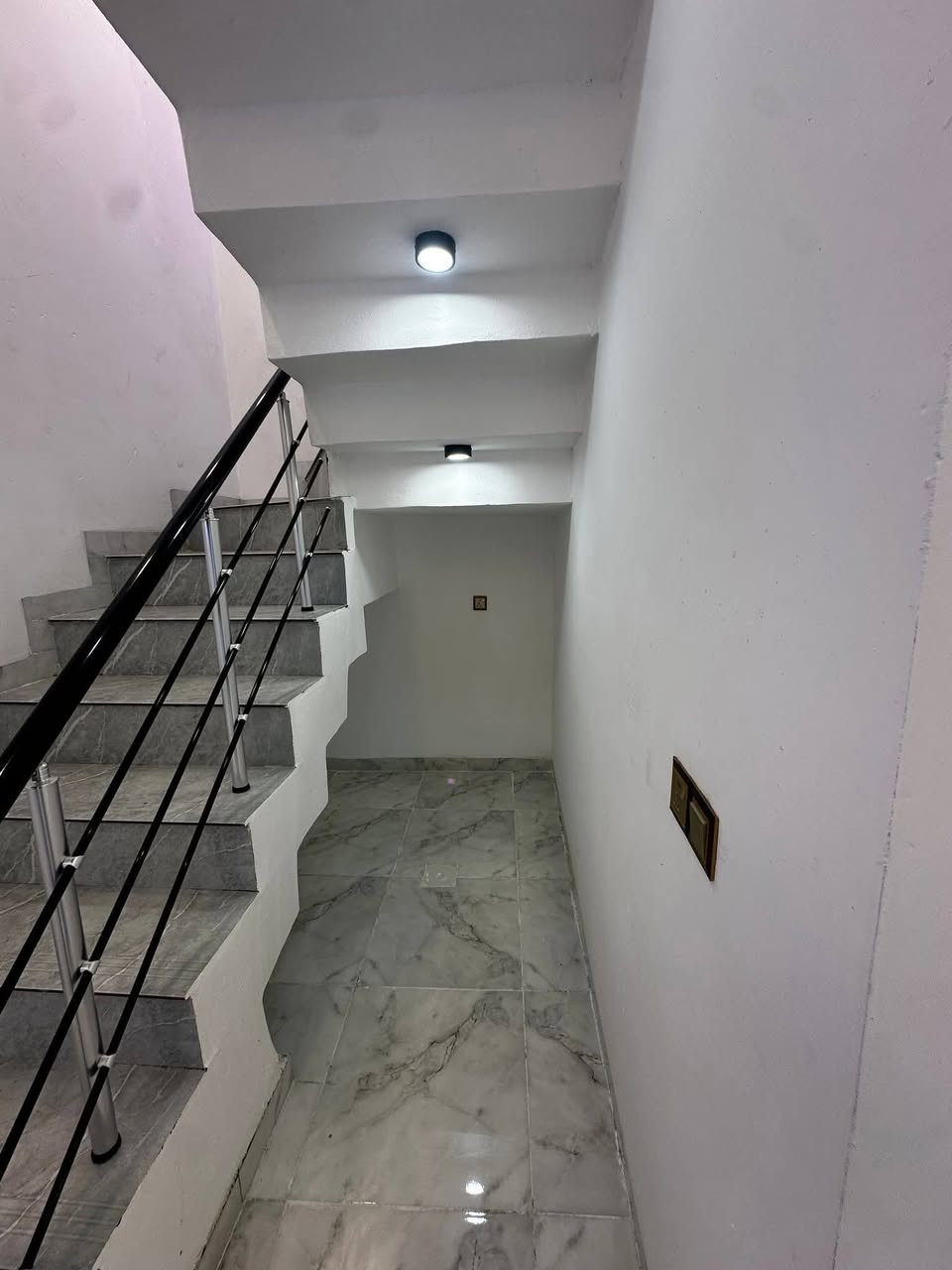 السلام عليكم ورحمة الله وبركاته #مكتب_الغوالي
بيت للبيع في حي السماح الاساتذة المربع الذهبي ⚜️

🔹 المساحة : 160م ، الواجهة : 11م طابقين زيرو

🔹 بناء مهندس 👷🏻‍♂️يتكون من طابقين يحتوي على 6 غرف

🔹 اساس البيت ومراحل البناء مصور بالكامل 🎥

🔹 بناء حديث قيد الانشاء يسلم مفتاح 🔑 

ط1 : كراج ، استقبال ، هول ، مطبخ ، غرفتين نوم ، صحيات

ط2 : اربع غرف نوم ، هول ، صحيات ، بيتونه ، بلكونه

مجهز بالكامل بكافة الانظمة الحديثة -

دكتات - سبالت - غسالات - انترنيت - دشات - كاميرات

للاستفسار اكثر مراجعة #مكتب_الغوالي الكائن في حي السماح الاركان قرب مدرسة السماح الابتدائية وقرب مول القمه على شارع 20 او الاتصال على الارقام التالية -

***********

***********
