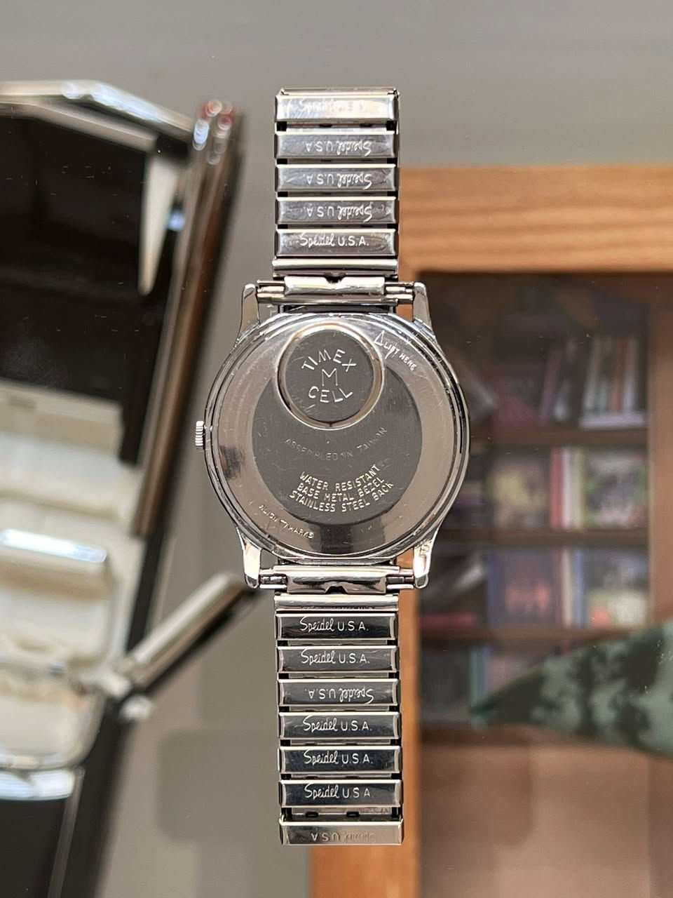 Timex ( الكلاسيكية تايمكس)
•  القطر :40mm
• المحرك (Movement): Quartz (كوارتز)،وتتميز بدقة عالية في ضبط الوقت.
المينا (Dial): لون أبيض لؤلؤي (Off-white) كلاسيكي، يتميز بأرقام عربية سوداء كبيرة وواضحة جداً، مما يسهل القراءة.
العقارب: عقارب سوداء رفيعة بتصميم "Breguet" (التي تنتهي بدائرة صغيرة)، مما يضفي لمسة فخامة "فينتج".
• الشعار: يظهر شعار حرف "Q" عند الساعة 12، وهو رمز تشتهر به إصدارات تايمكس التي تعتمد تقنية الكوارتز منذ السبعينيات والثمانينيات.
• المادة: قاعدة معدنية،مع غطاء خلفي من الفولاذ المقاوم للصدأ
السوار: سوار معدني مرن بنقشة تشبه جلد التمساح يناسب أي حجم معصم دون الحاجة لفك حلقات.
• مقاومة الماء: الساعة مصنفة كـ (Water Resistant)، وهي مقاومة للرذاذ وغسل اليدين
🔸للأستفسار أكثر يرجى التواصل خاص🔻


**إذا كنت صاحب هذا الإعلان وتريد حذفه لأي سبب، رجاءا أرسل رسالة إلى الدعم الفني**