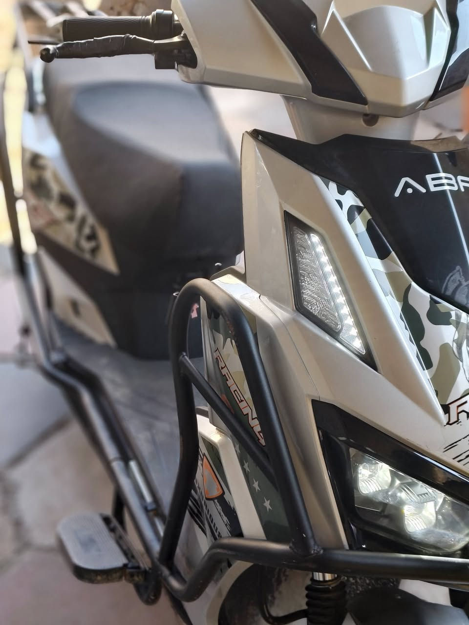 دراجة سكنس شحن بطاريات علة البلاد جدد و دراجة نضيفه كلشش بيها نضامRو نضامP و يجي بيها 3سرع سرعة حقيقي 65مع وزن +بريكات جدد ويل جارجر و اوراق شراء موجودة و بيها بومة 2 يعني تصطر. صطر عالي ناصي ومدرعة بال كامل بيها اشاير يمنة يسرة و ملفها 2000 حقيقي بطاريات مسطرة الكبار مكاني بغداد حي جهاد 
متواجد فيس و  سعرها 850وبيها مجال


**إذا كنت صاحب هذا الإعلان وتريد حذفه لأي سبب، رجاءا أرسل رسالة إلى الدعم الفني**