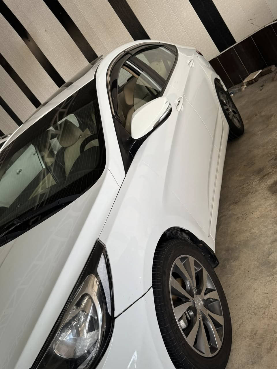 السلام عليكم 
مكان سياره بغداد ورقم سياره بغداد 
اكسنت 2015خليجي بيها جاملغ خلفي صبغ ودوساتً 
فتحه سقف تحكم ستيرن ويل كروم سياره حلوه نضيفه 
السعر 105وبيها مجال بيع او مرواس
***********فقط اتصال مابي وتساب
