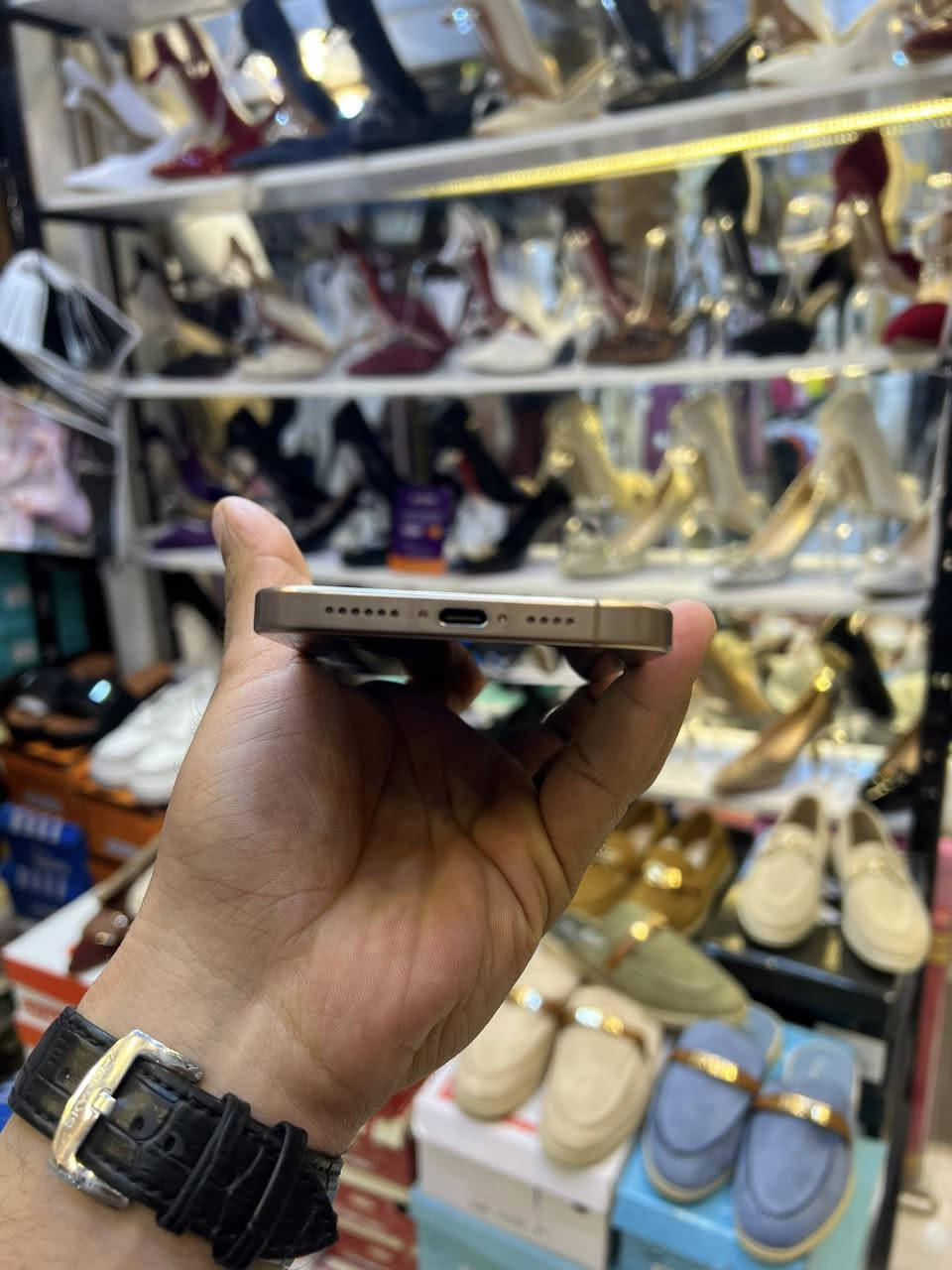 ‏تلفون iPhone 16 Pro ماكس نظيف 100% بطارية 96 كفالة عامة تلفون موبايل Patches نظافة أم 
‏سعر 1425 ￼ذاك 256￼ تواصل على هذا الرقم فقط واتساب ***********￼
