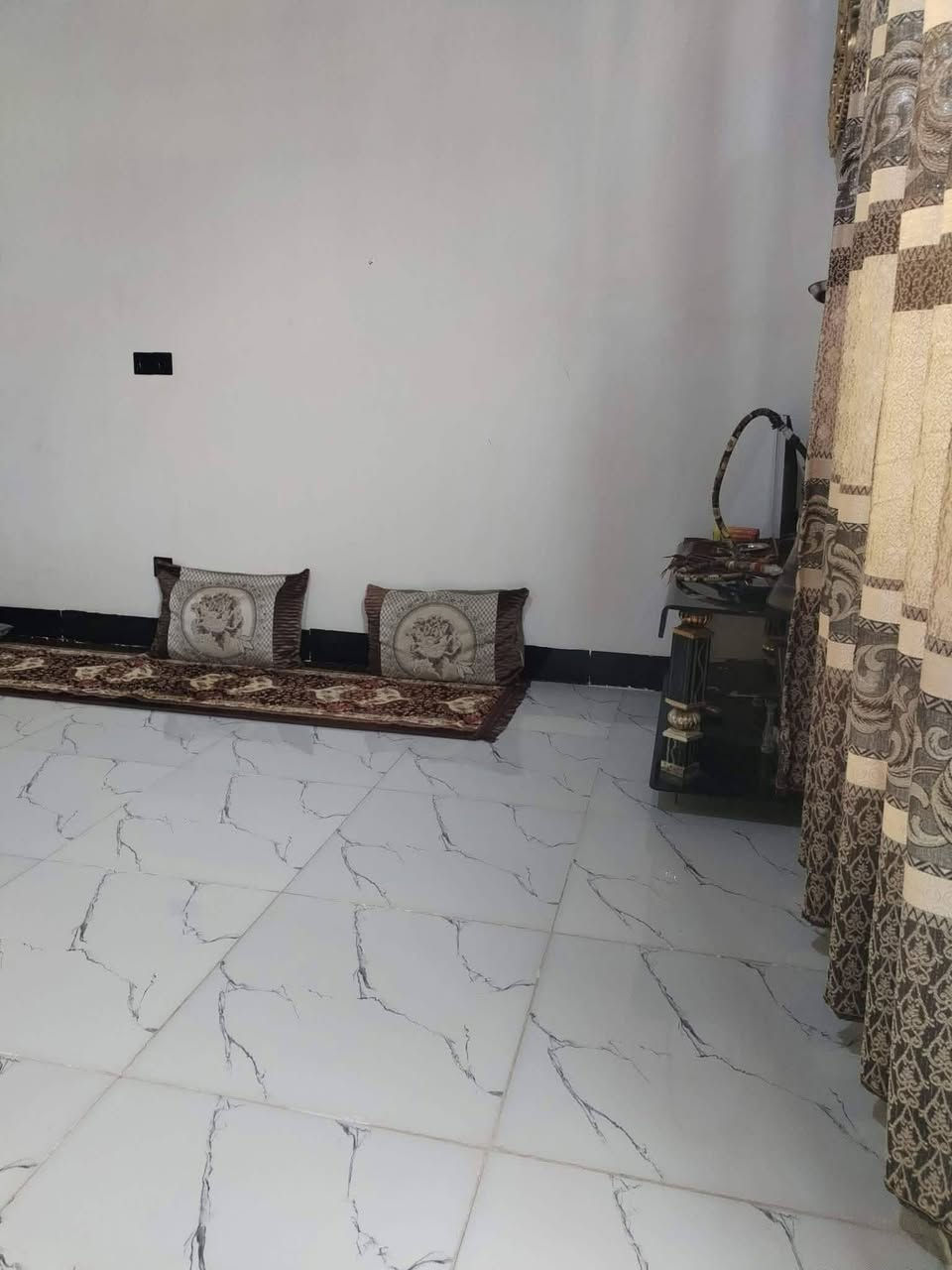 دار للبيع 🏠
----------------------------------
مساحة 100 مربع
----------------------------------
منطقه 16 أب قرب محطة طاهر
----------------------------------
نظام دكتات
----------------------------------
غرفتين نوم+صاله+مطبخ+هول
---------------------------------
السعر  45 مليون مع مجال
------------------------------
***********
 الاستفسار الاتصال علئ الرقم
