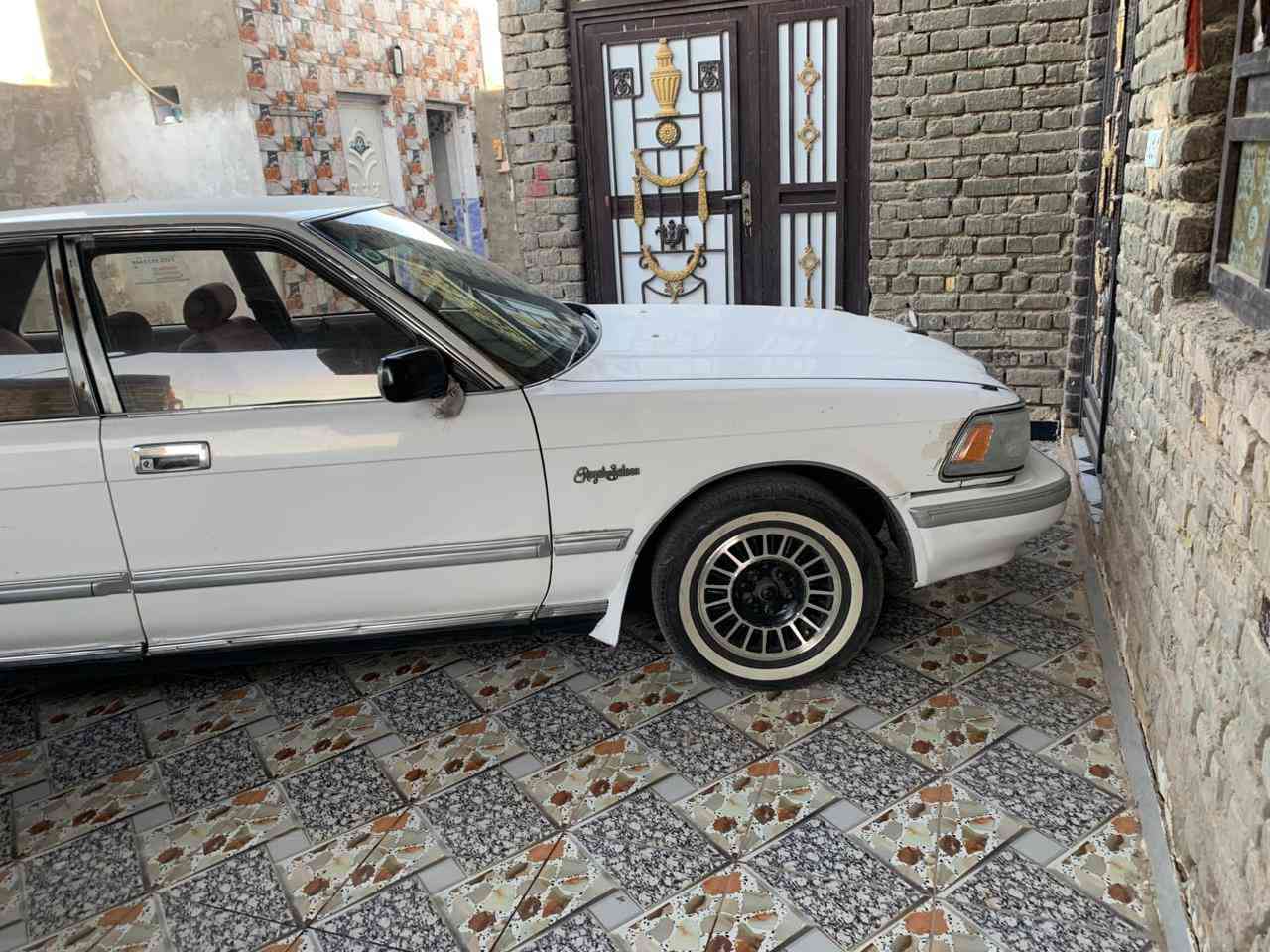 سلام عليكم سياره سيدان للبيع سياره جاهزه مجهزه من كلشي مكينه وكير حدديه كامله نضيفه رقم نجف  مكان ناصرية سوك شيوخ سعر 55 ) ***********
