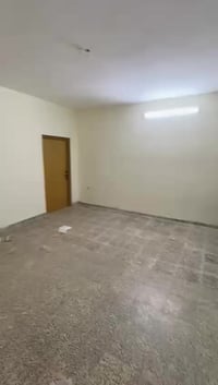 شقه للايجار طابق ثاني غرفه وصاله ومطبخ وخدمات موقعه خدمي حي الاعلام قر...