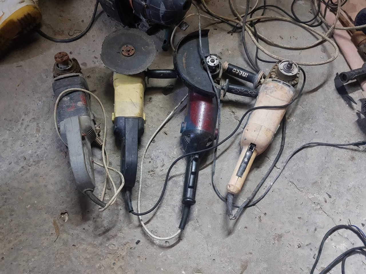 السلام عليكم اخوان من رخصت الادمن عندي محل  عزلته وبيه محموعه ادريلات وكوسرات ومكاين لحيم غراض هواي يجي ويشوف للبيع
***********
