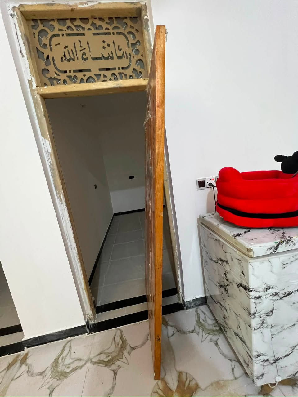 باب خشب اصلي نضيف ب٨٥
غير مستخدم نهاياً جبته وطلع مو على قياس الباب 

ارتفاع مترين و٦ 

‭***********‬ رقم التواصل واتساب
