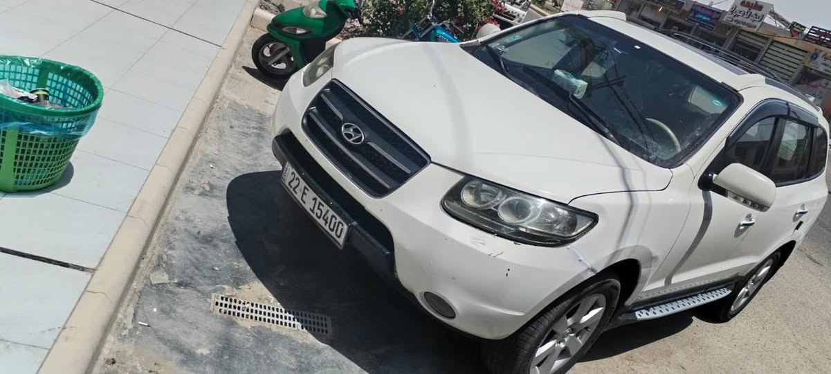 🚗 هيونداي سنتافي 2010 (نص فول) - للبيع 🚗
السيارة بحالة ممتازة وجاهزة للاستخدام، ومواصفاتها كالآتي:
 الموديل: 2010
 المواصفات: خليجي
 المحرك: 6 سلندر (V6) قوي واقتصادي بحالة ممتازة.
 عدد المقاعد: 7 راكب (3 قطع تبريد)
 الدفع: فور ويل (4WD / 4x4).
✨ مواصفات الـ (نص فول) للسيارة:
 فتحة سقف (سلايد روف).
 شاشة لمس متطورة مع كاميرا خلفية عالية الدقة.
 تحكم ستيرن متكامل (جهتين).
 حساسات خلفية أصلية للمساعدة على الوقوف.
 نظام فرامل ABS مع مانع انزلاق.
 كشافات ضباب أمامية.
 ويل كروم بلادي حجم 17.
 إشارات بالمرايا الجانبية.
🛠️ 
 السيارة مكفولة من الحادث والضربة.
 توجد تعديلات "بارد" بسيطة جداً (صور السونار والفحص مرفقة )
📝 
 رقم أربيل،  والتحويل ثاني يوم.
💰 السعر: 133ورقة : قابل للتفاوض البسيط بعد المعاينة
📍 مكان السيارة: بغداد
📞 للاستفسار والتواصل(*********** )
