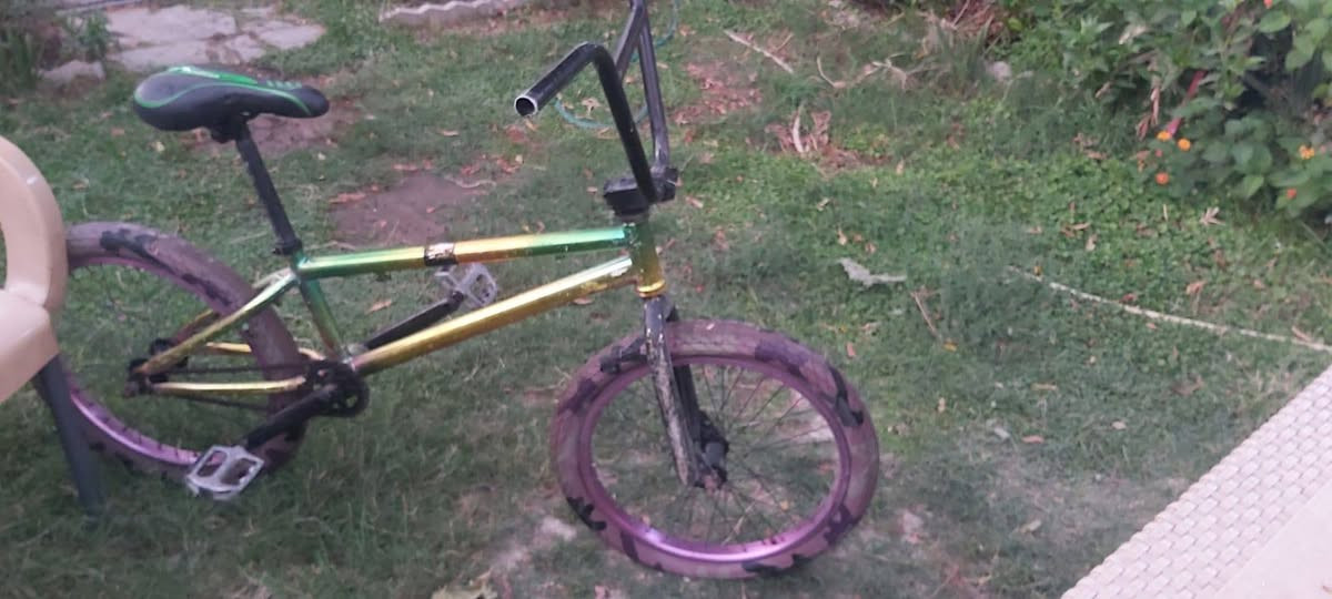 السلام عليكم جيتي للبيع 
بايسكل جيتي سبع الوان  BMX كامل  نضيف  بس التأير الكدام نازل السعر  خاص  او واتساب  ***********
