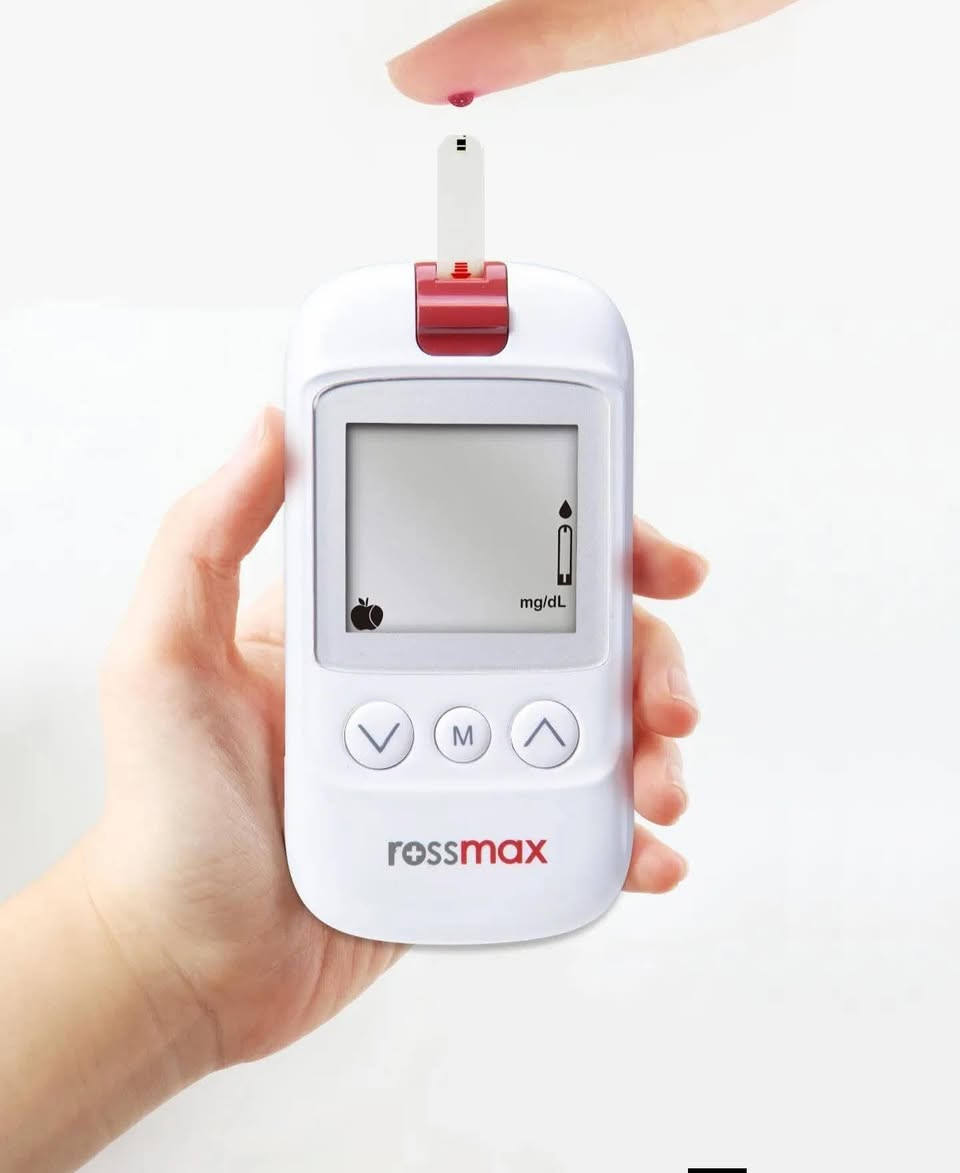 🔴 متوفر الآن في مكتب الفيحاء للاجهزة والمستلزمات الطبية 🩺 🔴
جهاز فحص السكر Rossmax HS200 Gold Blood Glucose Monitoring System
🇨🇭 سويسري المنشأ – دقة وجودة عالية لمراقبة مستوى السكر في الدم.
✔ فحص سريع خلال 5 ثواني فقط
✔ يعمل بتقنية GDH-FAD لقياس أكثر دقة
✔ Auto Coding بدون إدخال كود
✔ شاشة واضحة وسهل الاستخدام
✔ مناسب للاستخدام المنزلي والعيادات
✨ الخيار المثالي لمتابعة مستوى السكر يوميًا بكل سهولة.
للاستفسار والحجز راسلونا عبر الخاص 📩
تتوفر خدمة توصيل لجميع المحافظات 🚐 
***********
