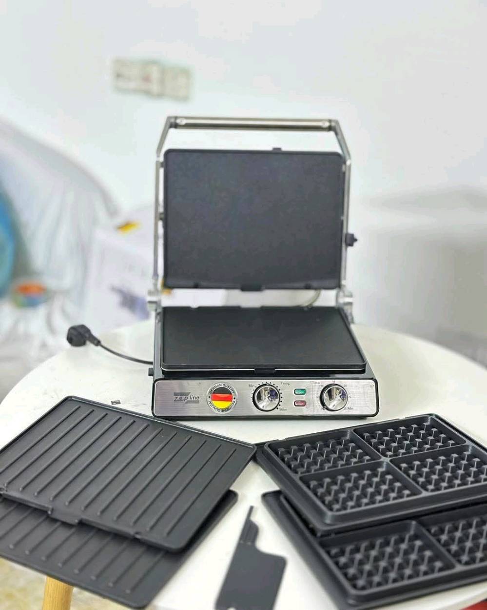 وفرنالكم كابسة فد شي مميز ومختلف 
كابسة صاج+وافل وحلويات +سياح 
اكبر حجم كابسة الحجم العملاق دبل هيترات 🔥🔥 
شركة Zef line الالمانية الغنية عن التعريف 🇩🇪 💯 

لأول مره اكبر حجم كابسة بالاسواق 💥
كابسة صاج + صانعة وافل وحلويات 
 🧇🧇 بقوالب منفصلة سهلة التنظيف 
💎 طلاء كرانيت زيتي غير قابل للالتصاق – لتحصل على تجربة طهي مثالية وسهلة التنظيف!
💡 تصميم 180 درجة – استخدمها كمنقلة كهربائية لتحضير أشهى الأطباق!
🔥 دبل جوك للتحكم بالحرارة والوقت 🕒 
🥩 متعددة الاستخدامات – مثالية لشوي الدجاج، الستيك، البرجر، الهوت دوغ، والمزيد.
✨ هيكل خارجي من الستانلس ستيل – متانة وأناقة مع مجرى تفريغ الدهون للحفاظ على نظافة مطبخك.
⏳ ضمان لمدة سنة – لأنك تستحق الجودة التي تدوم.

🎉 اطلبها الآن وتمتع بتجربة طهي فريدة ومثالية في منزلك