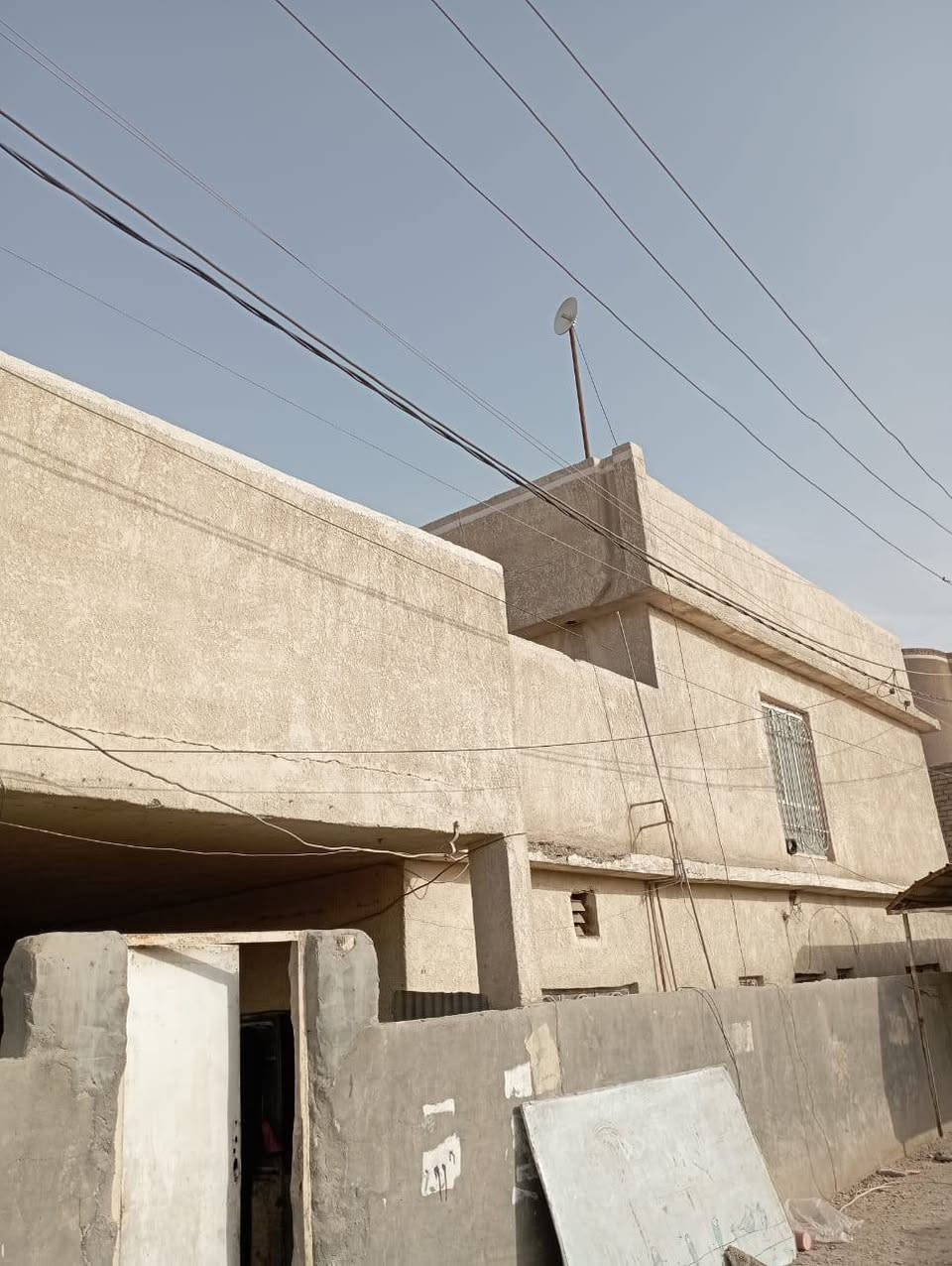 السلام عليكم بيت للبيع مساحته 200 متر طابو صرف حي العسكري شارع المكاتب تجاري البيت يحتوي على أربعة غرف نوم وهول وصاله ومطبخ وصحيات وطارمه تفاصيل اكثر مكتب حكيم عبدالله للعقار والمقاولات *********** بي واتساب أو خاص موجود
