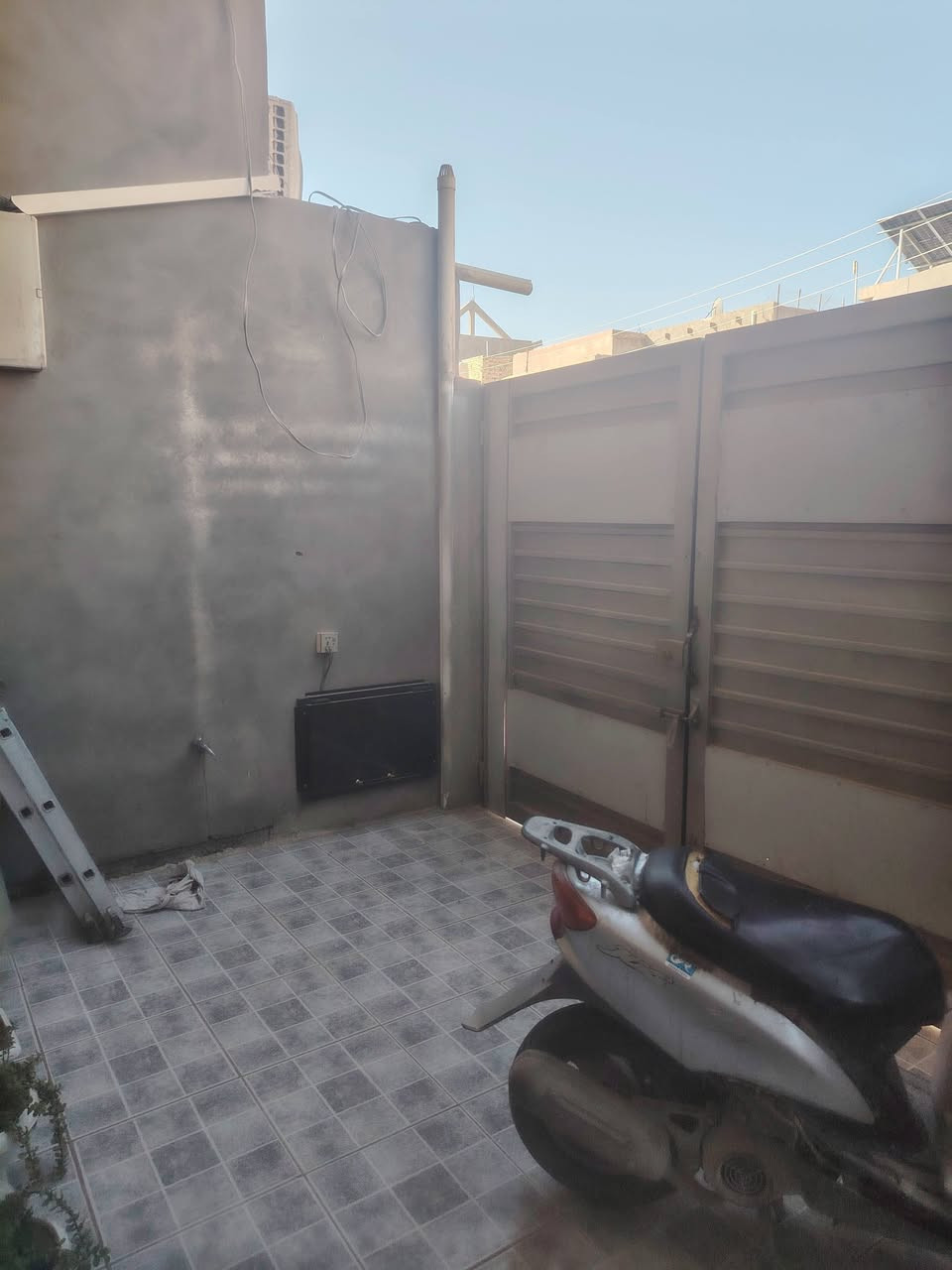 سلام عليكم
دار للبيع طابو زراعي سند 25 
100 متر مربع 10×10 طابقين بناء حديث سنة2023
تتوفر كافة الخدمات ماء كهرباء مجاري 
العنوان : شارع 80 جهة كربلاء خلف محطة اضواء بابل باب الخروج أول فرع على ايدك اليمنه 
فرع المحولة 
للاستفسار : ***********
السعر 127
