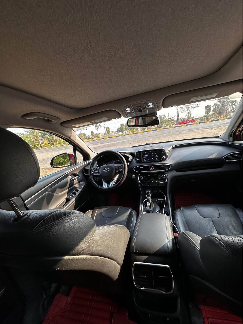 للبيع: هيونداي سنتافي 2020 
المواصفات:
• موديل: 2020
• المحرك: 2500cc
• نظام الدفع: HTRAC (دفع رباعي مستمر)
• المسافة المقطوعة: 81 ألف كم (قابلة للزيادة)
• اللون: أحمر مميز
• الرقم: بغداد خصوصي
المميزات:
• فتحة سقف بانوراما
• بصمة تشغيل وأبواب
• شاشة كبيرة، كاميرا، وحساسات
• داخلية جلد أسود نظيفة جداً
• تحكم ستيرن وكراسي كهرباء
• تكييف مركزي وويلات 18 إنش
حالة البدن (حسب تقرير السونار المرفق):
• صبغ في البنيد
• نصف الجنطه كلير 
• صبغ الجاملغ الخلفي 
• الجانب الأيسر: خدوش وتكحيلات بسيطة
السعر والمعلومات:
• السعر: 180 ورقة (18,000$) وبيها مجال بسيط
• المكان: بابل - الحلة - حي الجزائر
• رقم الهاتف: *********** حلة, بابل
