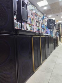 زوج سماعات • مكسر صوت • شارع دجاج