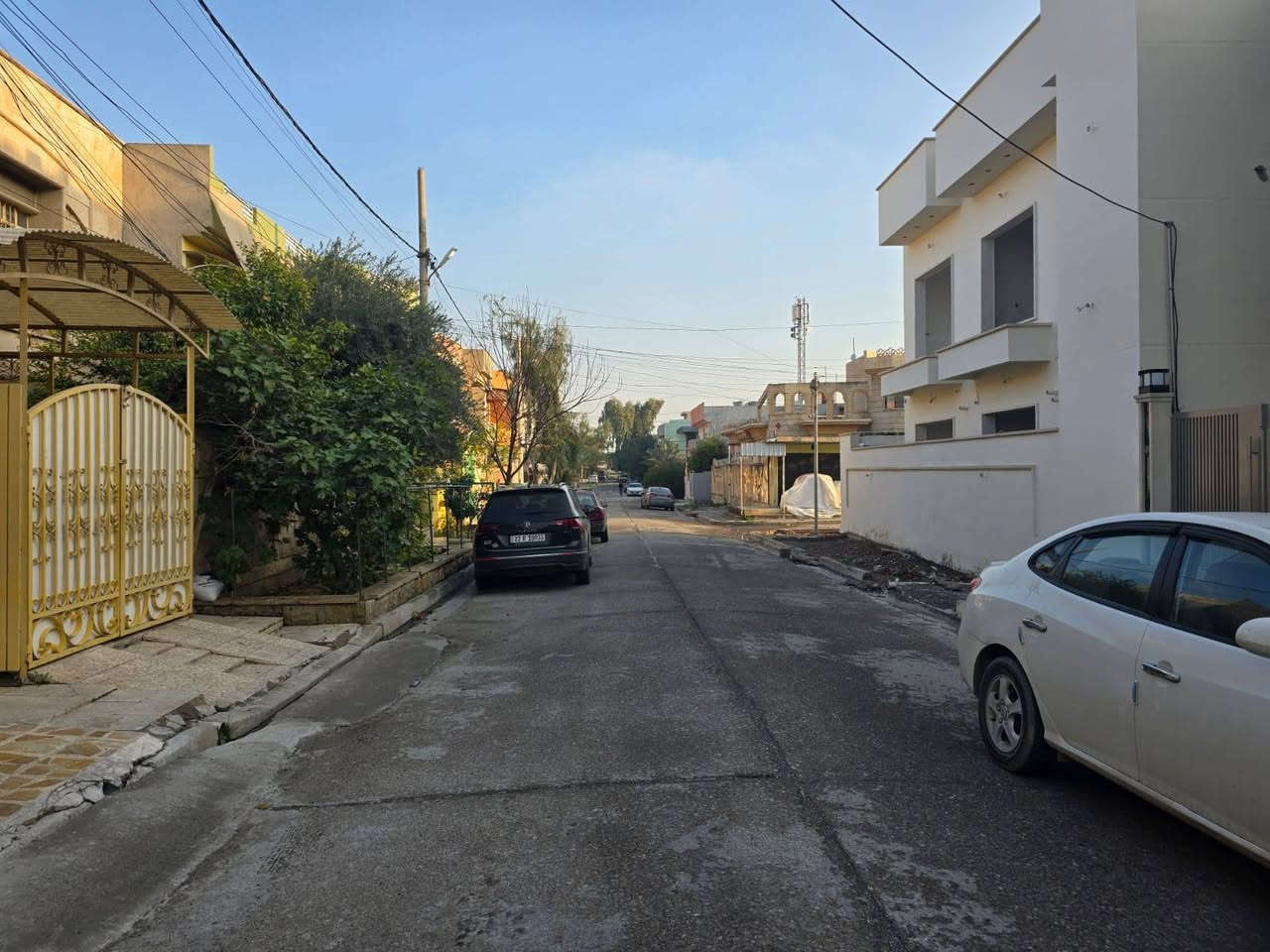 الدار للبيع يصلح للاستثمار
الموقع الموصل حي الصديق قرب جامع المهيمن 
المساحة ١٤٢ متر واجهة ٩ الا ربع 
البيت مفصول طابقين درج خارجي 
الطابق الارضي غرفتين نوم واستقبال وهول داخلي وصحيات ومطبخ
الطابق الثاني غرفتين نوم وهول داخلي وغرفة معيشة وصحيات ومطبخ 
للاتصال على الرقم ***********
او التواصل على الخاص 
مكتب نون لتجارة العقارات الكائن في حي المصارف مقابل مسبح الابراج قرب مطعم قصر السلطان
 اوقات الاتصال من الساعة العاشرة صباحا وحتى الساعة التاسعة مساء
