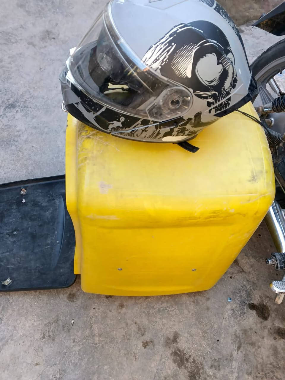 سلام عليكم خوذه سمنتي صندوك ثنينهن 50 قفل ***********
