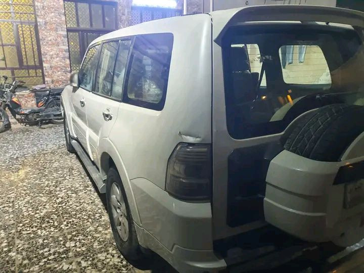 سلام عليكم 
مراوس باجيرو 2009محدثه 15
مجفيه و معمره ومكينه بيه تبخير 
الرقم صدامي بسمي وعليه غرامه 
مليون ونص تقريبا ننتفق عليهن نشأ لله
المواصفات مري شفط وشاير 
التتفه والتبريد شغلات 
شاشه كبيره ودمام 
كشنات تدفه وتبريد وتحكمات 
للاستفسار الاتصال على الرقم *********** العنوان بغداد الحميديه
