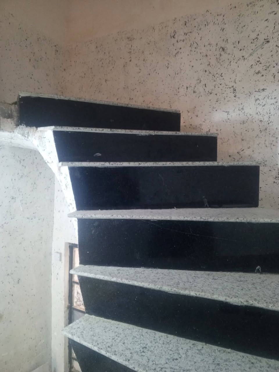 .....ا(للهم صل على محمد وال محمد)..........

             (#السعر كلش #مناسب)

                        (👇)

يعلن مكتب الزهراء للعقارات والمقاولات العامه للبيع وشراء الاراضي والدور السكنيه والبنايات التجاريه عن بيت طابو زراعي سند 25 تحويل مباشر باسم المشتري البيت جاهز مجهز كامل 

المساحه الكليه/100 متر مربع 

الخدمات/ ماء كهرباء الشارع سبيس 

جنس العقار/ طابو زراعي سند 25 تحويل مباشر 

................(محتويات البيت)....................؟

استقبال+صاله+غرفه نوم+مطبخ+المجموعه الصحيات داخليه وخارجيه+السقف كونكريت+طرمه كبيره+يحتوي على سخان+تانكيات اثنين+ماطور ماء+كهرباء وطني مولد+البيت جاهز مجهز تجيب اغراضك  تقعد بيه 
الارضيه سيراميك+ والجدران سيراميك 
البيت كلش حلو وسعره مناسب جدا جدا جدا

موقع البيت/بابل/ المسيب/ حي الجامعه 
كلش قريب من الشارع الرئيسي لحي الجامعه 

السعر/يرجى مراجعه المكتب 
سعر البيت كلش مناسب اذا اصحاب الدخل المحدود 

للاستفسار اكثر يرجى مراجعه المكتب مكان المكتب بابل المسيب مفرق معمل السمنت او للاتصال على ارقام التاليه 
***********
@إشارة #للجميع
