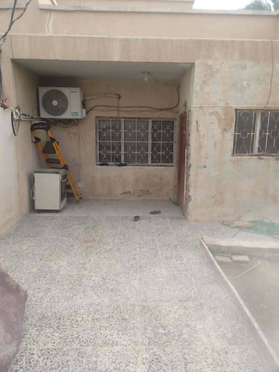 اللهم صل على محمد وال محمد 
بيت للبيع بدور السكك مساحة 300م  قرب اسواق زمزم خامس بيت عن الشارع السكك الرئيسي طابق واحد يتكون من غرفتين وصالة  وهول ومطبخ وحمامات داخلية وحديقة مع بناء اضافي براني بطول 12 متر وغرفه وحمامات خارجية (ملاحظه ) البناء الأضافي هيكل فقط واصل للسكف البيت نضيف ومسكون حاليآ
 السعر المطلوب قفل ( 90) مطلوب( 12)  بألامكان تحويل الطلب ع المشتري للاستفسار اكثر  زيارة  مكتب ارض الذهب للعقارات 
📍 العنوان: الجربوعية الأولى مقابل جامع الإمام الحسن/ او الأتصال 👇
 واتساب 📞 *********** — كرار 
📞 *********** — محمد

على قدر ثقتكم يكون التزامنا
