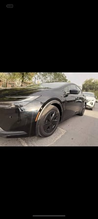 تويوتا بريوس موديل ٢٤ ماشيه اقل من ٨٠٠٠ مايل السياره جديده وجاهزه بدون...