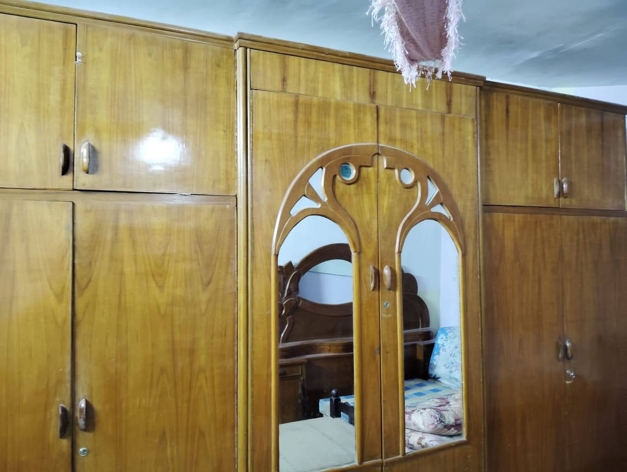 السلام عليكم غرفه نوم متكونه من كنتور طابقين سته ابواب وجربايه نفرين ميز تواليت وكومدي .400وبيها مجال 
***********
