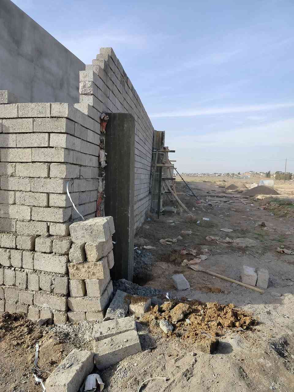 السلام عليكم ورحمة الله وبركاته كادر نجاره وصب بيتونات مخزن قرفه خارجيه منهولات دنك باب دنك حايط اتصلل ودلل واذا ما عندك في سبيل الله ***********
***********
