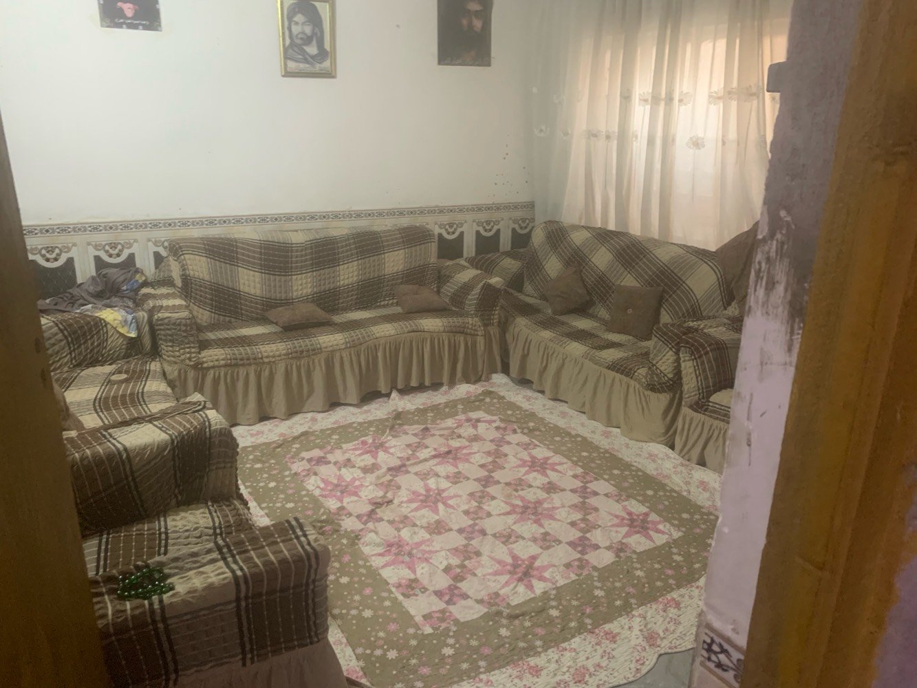 بيت للبيع تجاوز  مساحة 100 متر

10 في 10 غرفتين نوم واستقبال  صاله 

وصحيات كامله

غرفة النوم 4 في 3 الغرفة الثانيه 3في3 الاستقبال 3 في  5  الصالة 6.5 في 3.5 

حمام داخلي 3في 120  السقف سندويش 

قرب بغدا العبيدي  محطة الغاز السعر 33 وبيه مجال 

التواصل  *********** فقط واتساب