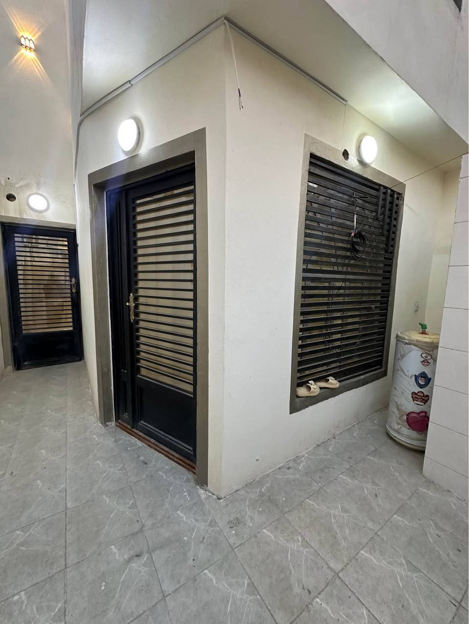 دار للبيع في حي السلام خلف المستوصف 
مساحه ١٠٠ متر طابق ونص صب كونكريت
الطابق الأول غرفه وصاله واستقبال ومطبخ 
الطابق الثاني غرفه وصاله 
للاستفسار مراجعه مكتب الدر حي السلام شارع ابو الدجاج 
***********
*********** النجف, العراق
