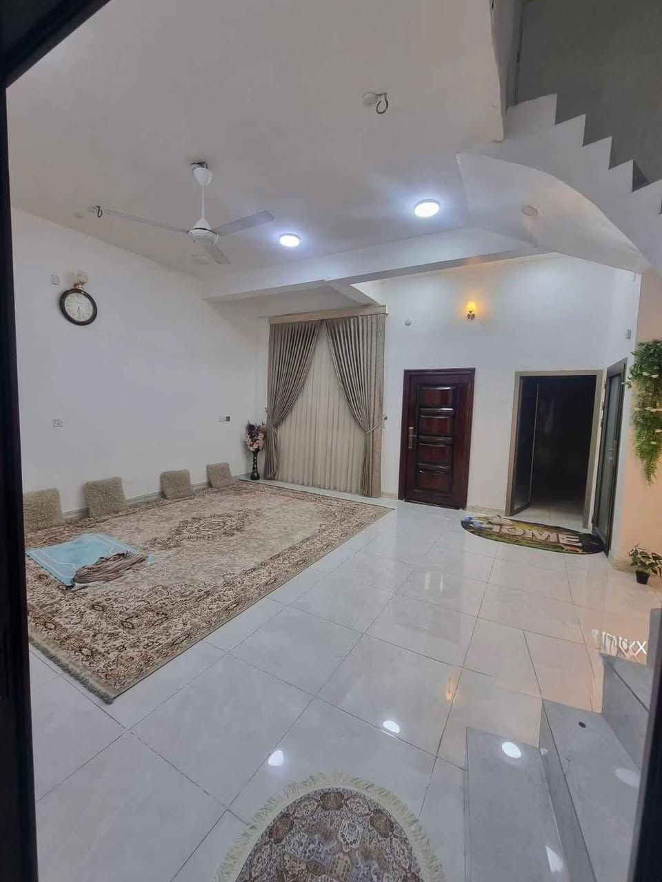دار للبيع /السماوه 
منطقه الحيدريه شارع دائره الضمان الجتماعي بناء حديث 
مساحه #١٤٥متر واجهه،٧،٢٥*٢٠طابقين سنه البناء٢٠٢٥
يتكون الطابق الاول من غرفه وصاله ومطبخ واستقبال وصحيات داخل وخارج 
الطابق الثاني يتكون من غرفتين وصاله وصحيات نقص تشطيب 
للاستفسار ***********
#حاب_تعرض_عقارك_كل_ماعليك_مراسلتنا_على _خاص_او على الواتس اب
