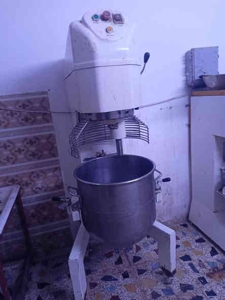 سلام عليكم عدي هذا الخلاط للبيع 80 لتر 
***********
