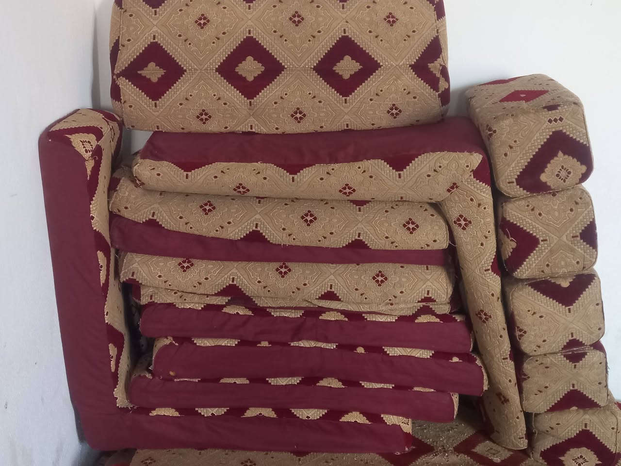 السلام عليكم ديوان ارضي للبيع نضيف ١٧ مقعد مكاني واسط كوت ***********
