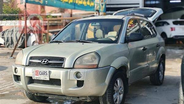 سلام عليكم توسان ٢٠٠٩ للبيع بابتين وجاملغ مصبوغات بنيد مبدل تبريدها شغال خير من الله مكينه نظيفه سياره موجوده بلشعب شاشه اندنرويد كامره خلفيهه
السعر ١٠٠$ وبيها مجال بسيط للشراي 
للاستفسار ***********
