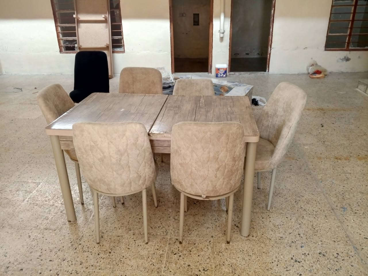 اغراض للبيع
كونترات 
مع ميز وكراسي
مع ابواب خشب
التواصل على الرقم 
***********
