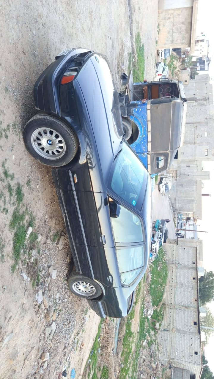 السلام عليكم
بي ام دبليو 525 اصل 535 
موديل 1990
صدر جديد
كير جديد  
محرك جديد 
داخل جديد 
كهربائيات كله شغاله 
تبريد يحتاج بعض الترتيبات 
تايرات جدد 
باتري جديد 
فتحه سقف شغاله 
لايت زنون 
كشن مخمل 
صبغ جماليه بدون ضربه 
رقم بغداد جديد انكليزي تحويل مباشر 
سياره تمام وجاهزه 
السعر 60 وبي مجال حك الجيه 
رقم الهاتف ***********
