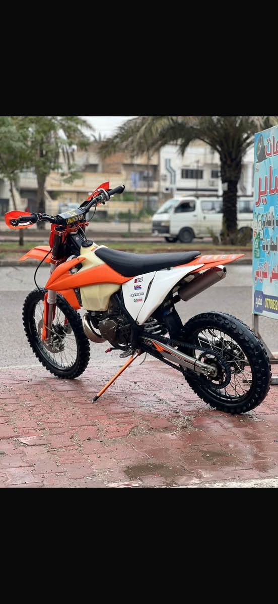 سلام عليكم
للبيع 
قفاز KTM خبط 
محرك 250 
موديل 2024 
داخل داتشو ستعرض بغداد 
كفاله من كلشي 
شراي فقط !؟ ***********
