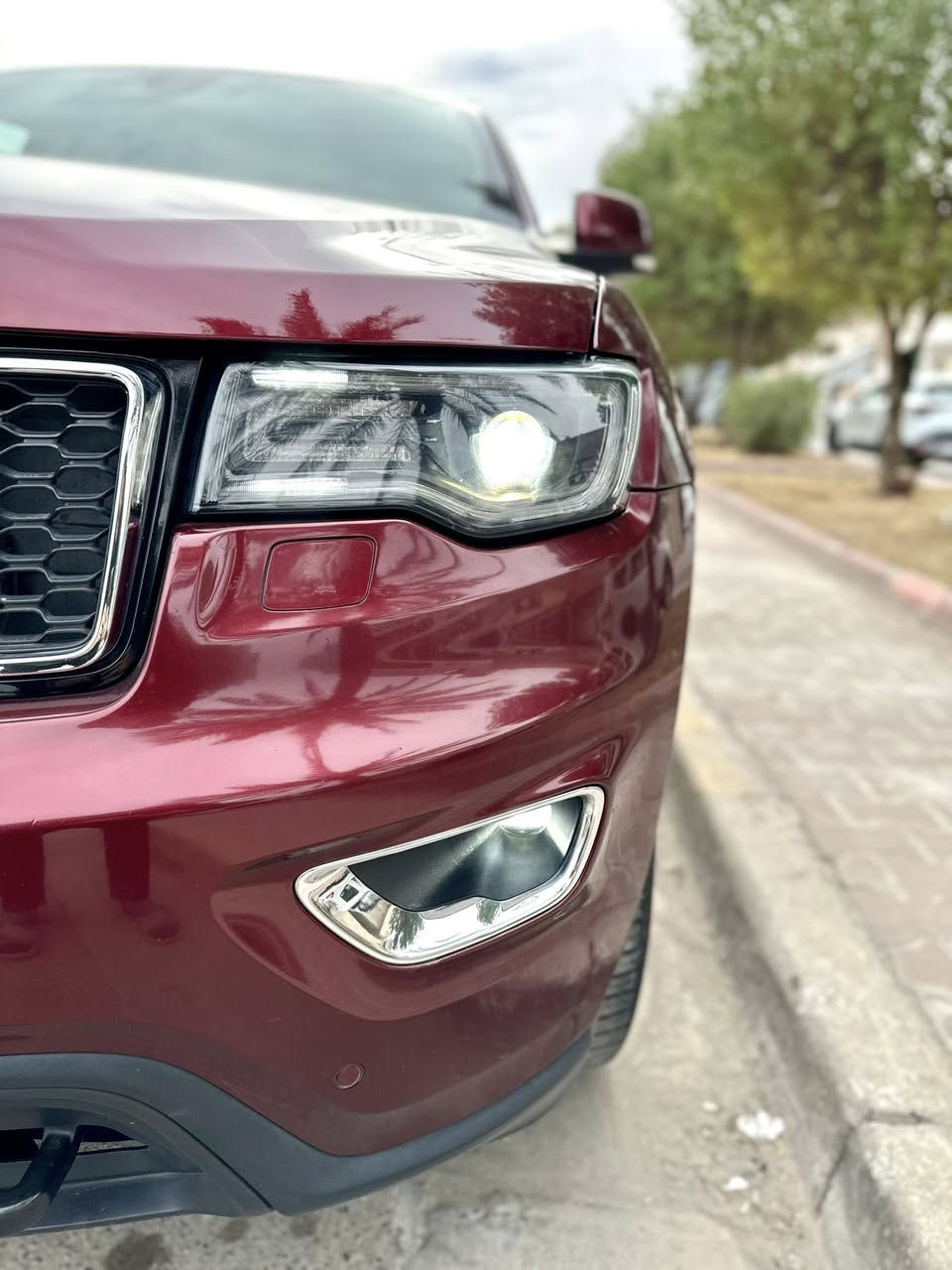 بيع او مراوس  
*********** متوفر واتس اب السيارة بدون صبغ بدون بارد بدون تبديل جيب كراند شيروكي 2018 وارد خليجي وكالة ليث العبيدي السيارة استلام زيرو  محرك 6 سلندر  3600 على وضع الشركة كذالك الكير ماشية (80) كم  رادار توقف ذاتي للخلف وباقي المواصفات معروفة اوتو ستوب الخ سبير منازل سيارة جداً نضيفة استخدام شخصي مكاني بغداد  الكرخ سنويه بأسمي لغاية 2031 هزة جديدة رقم بغداد دولي للبيع السعر 260 $ بيها مجال
