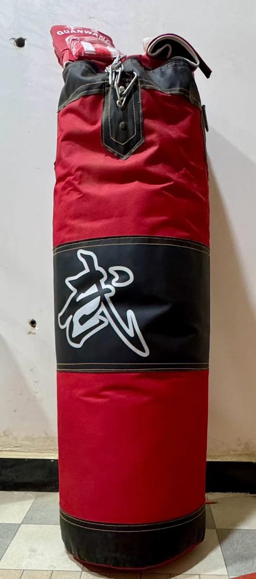 كيس ملاكمه نظيف نفس الصور مع ملحقاته سلسله كفوف وحمايه للفك وباند معاصم
سعر 25 الف قفل مكاني الكوت 

***********
