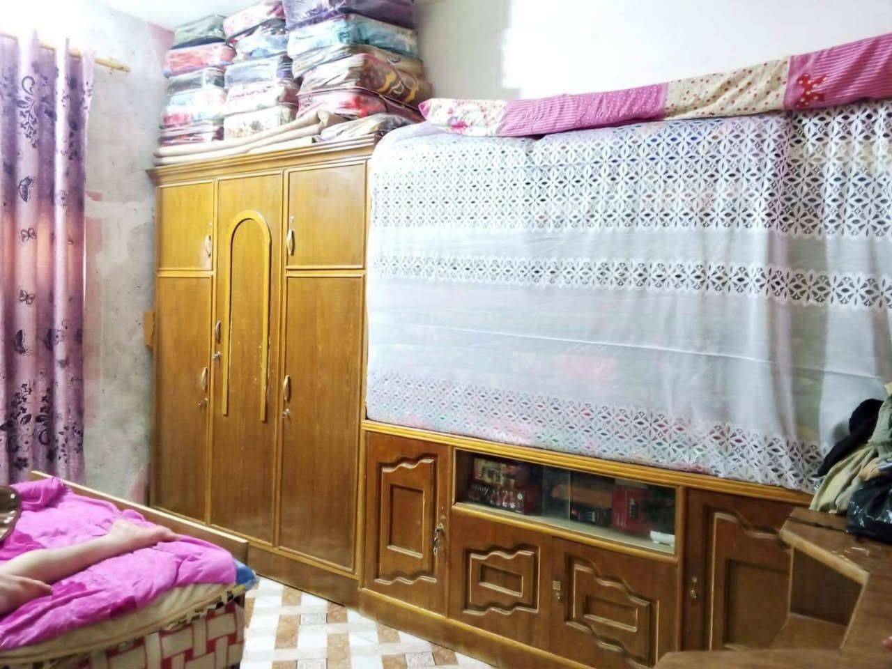 السلام عليكم دار سكن للبيع بالقرب من الشارع العام يبعد عن الشارع العام 100م وشارعة 10م في الكوت منطقة حي الحكيم نزلة افران الهادي مساحتة 200م البناء بلوك والسقف صب مسلح والارضية والجدران سيراميك ويتكون البيت من غرفتين نوم وصالة واستقبال ومطبخ وصحيات داخلية وخارجية وكراج ومتوفرة كافة الخدمات ومرقم من قبل البلدية السعر 52 وبي مجال الاستفسار الاتصال على هذا الرقم ***********
