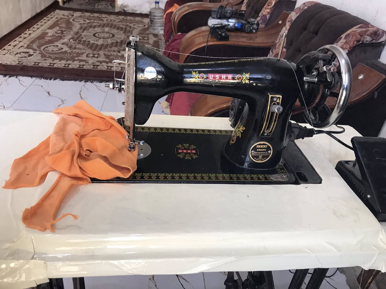 مكينة خياطة هندية اصلية شغالة على الفحص كاملة مكينة وماطور ودواسة وميز السعر ٦٥ المكان نجف حي ميسان شارع البوريات ***********
