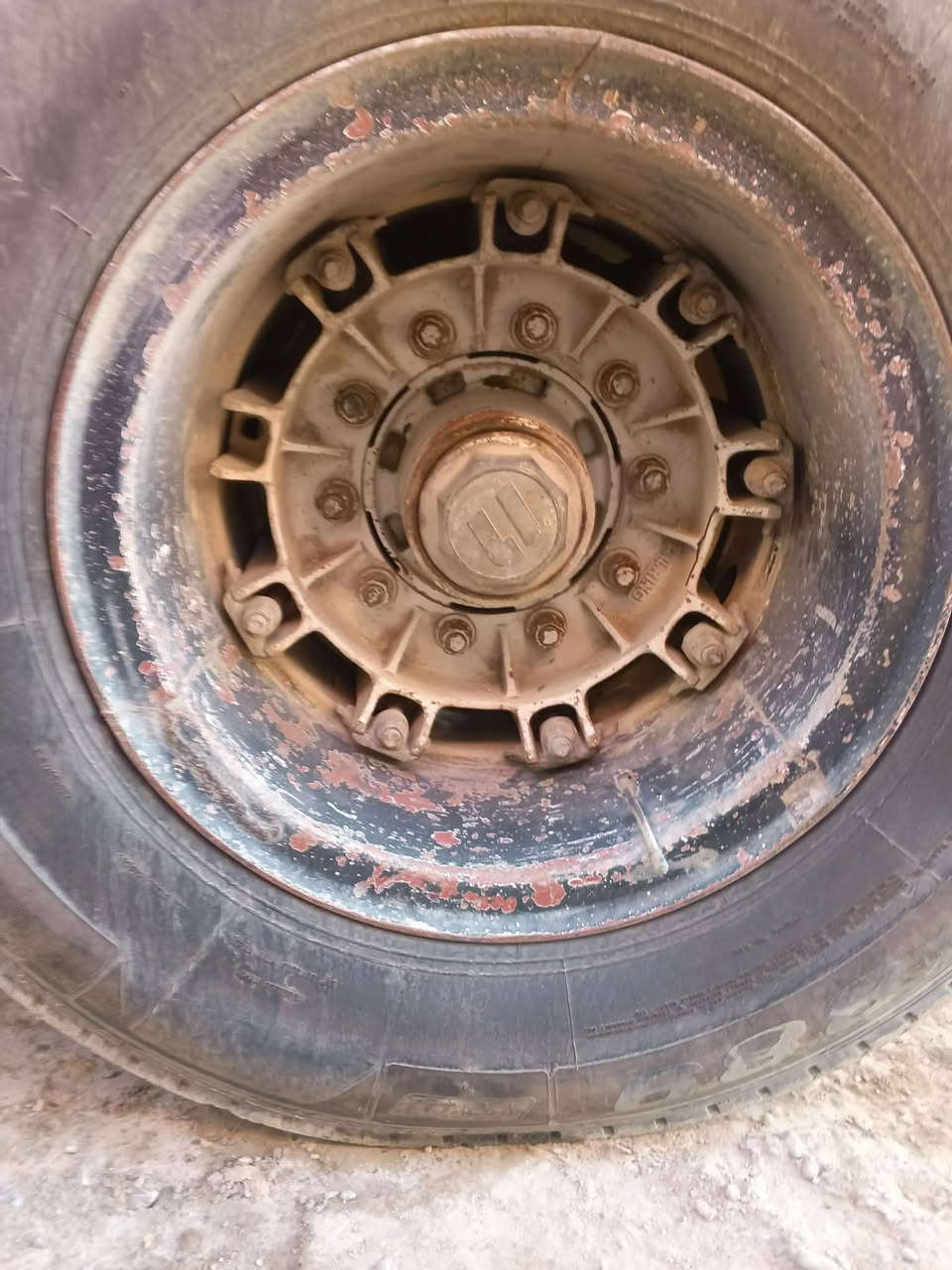 السلام عليكم براميغ ابو ٩عدد ٦ وويلات عدد ١٢ وطواكه واستدات ولقم مع ٦ ازواج تاير جدد ***********
