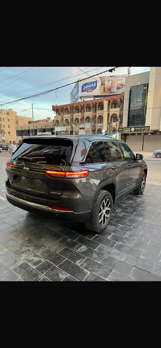 السلام عليكم جيب للبيع او مرواس حسب القناعه مديل 2024 ماشيه 7 الاف 5 راكب عنوان بغداد شارع المغرب ***********
