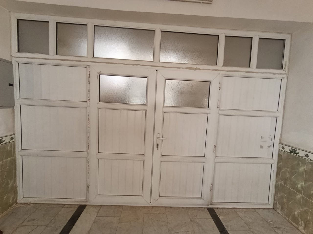 قاطع pvc تركي مثل ماموضح بالصور
باب وسط طلاگتين
ارتفاع 255
عرض 370 
قيم السعر بما يرضي الله 
بيع مستعجل 
*********** واتساب
