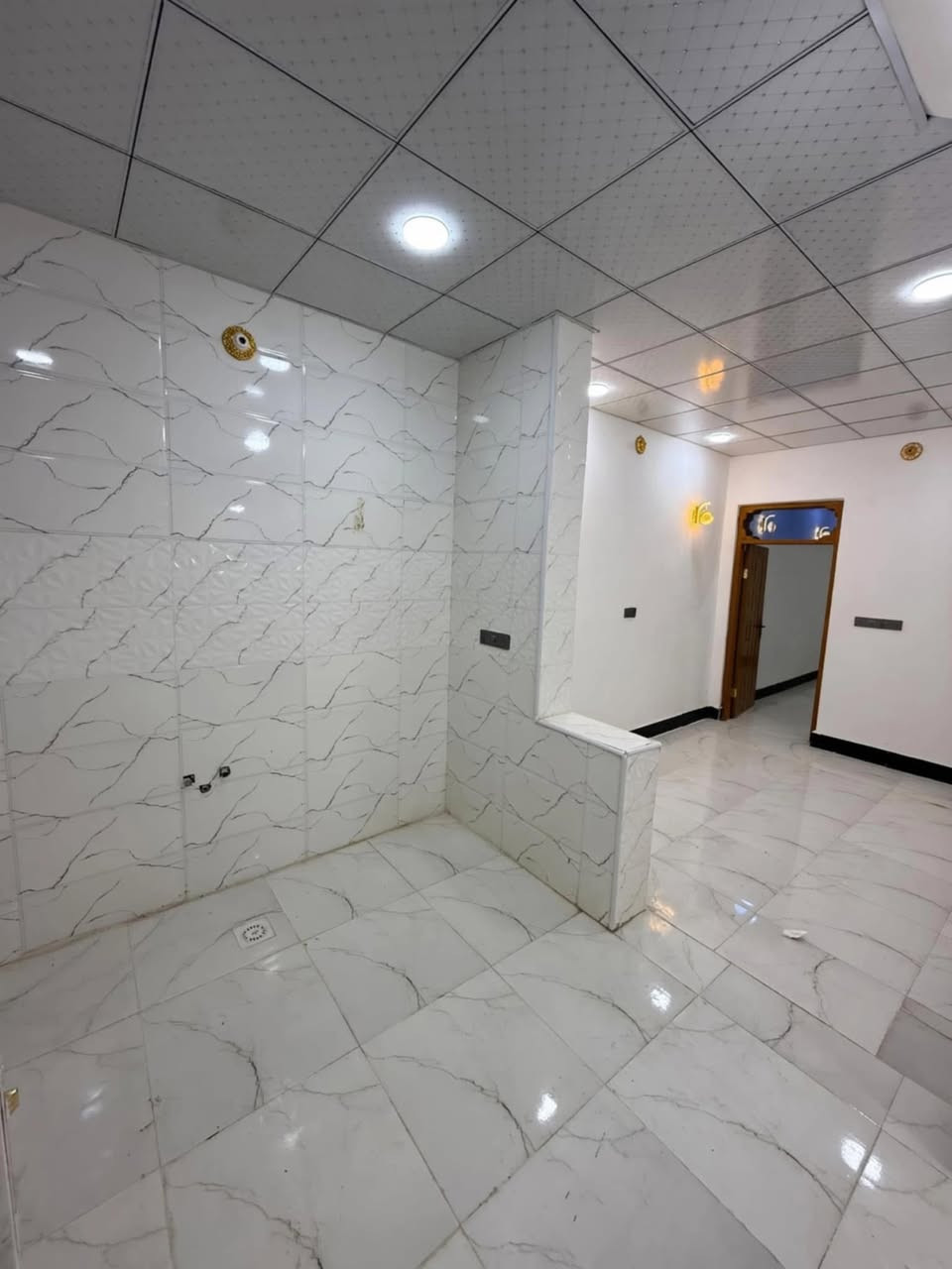 دار للايجار  (50 متر) شارع الصب عمود 321

السعر الايجار 200الف مقدمه شهرين 

يحتوي على طابق واحد

 غرفه   مطبخ   صاله    صحيات

خزان   سخان   ماطور. خط مولد 

ـــــــــــــــــــــــــــــــــــــــــــــــــــــ

دار بنضافه 100 بال،100

البيت جديد وغير مسكون 
للاستفسار اتصل ***********
