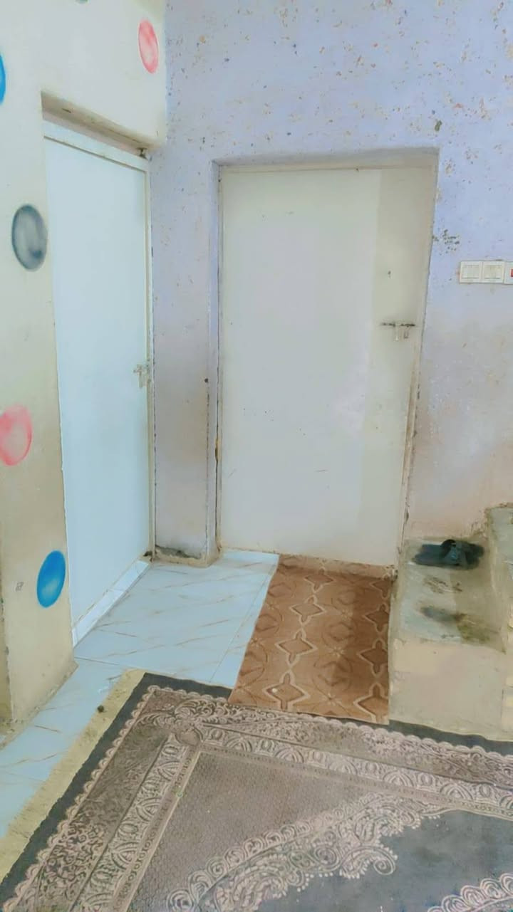 سلام عليكم بيت للبيع بنأء طابوك سكف عكاده مساحته 180 بي غرفتين نوم وصاله مطبخ صحيات داخليه منطقه  حي العسكري ويه حديقه ***********
***********
