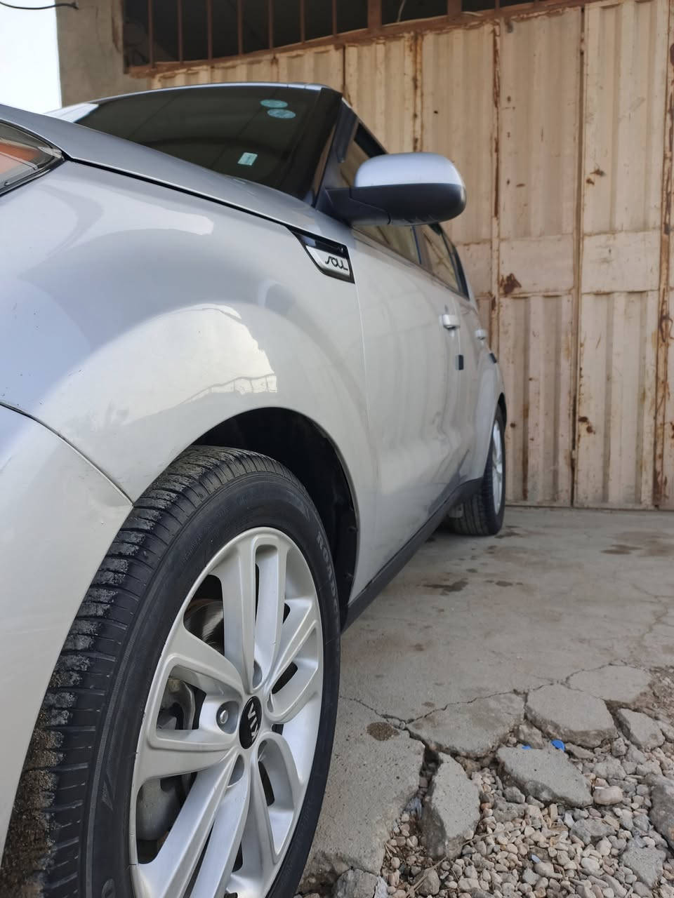 سلام عليكم جميعا،،،، 
كيا صول موديل 18 رقم اربيل دولي بسمي رقم وهزه وسنويه قبل اقل الشهر مجددها يعني سياره جاهزه على اخر حبايه وحيل نظيفه السياره ليبل واحد عدا البنيد مصبوغ والباقي بدون صبغ او تبديل بيه بارد مكانين ازغار مابينات اصلا محرك حجم 2000 ما مفتوح رقم شاصي ضمن الصور لان ماعندي صور الحادث الشراي يجي يشوفها وين يحب يفحصه هو مخير واني مسؤول بل اذكره اله  تخم تاير جديد حداديه وكهربائيات وتبريد كله جديد كل نقص مابيه والحمدلله مكانه كربلاء المقدسه واذا اكو مراوس بسياره صالون ناصيه هم ترهم  السعر 130 وبيه مجال بعد المعاينه هاتف *********** 
*********** الاسيا بي وات ساب
