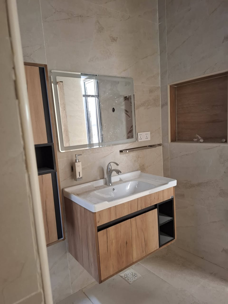 السلام عليكم من رخصة الادمن 
دار للبيع طابقين 
مساحة 150م
3 غرف نوم 
طابوا زراعي سند  ٢٥
تشطيبات اخيرة 
موقع مميز  قريب جدا من جسر بته
للاستفسار الاتصال على الرقم 
***********  واتساب او اتصال
