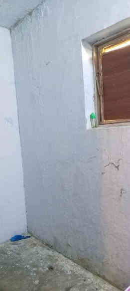 شقه ارضيه في حي البناء الجاهز تتكون من الطابق الأرضي بي طارمه و تواليت ثم درج الطابق الأول،، غرفتين نوم ومطبخ وحمام،،، للايجار150شهريا مقدمه شهرين***********الشارع الفاصل بين التحدي الجاهز آخر فرع بالبناء الجاهز ١٥٠متر عن الشارع السايدين
