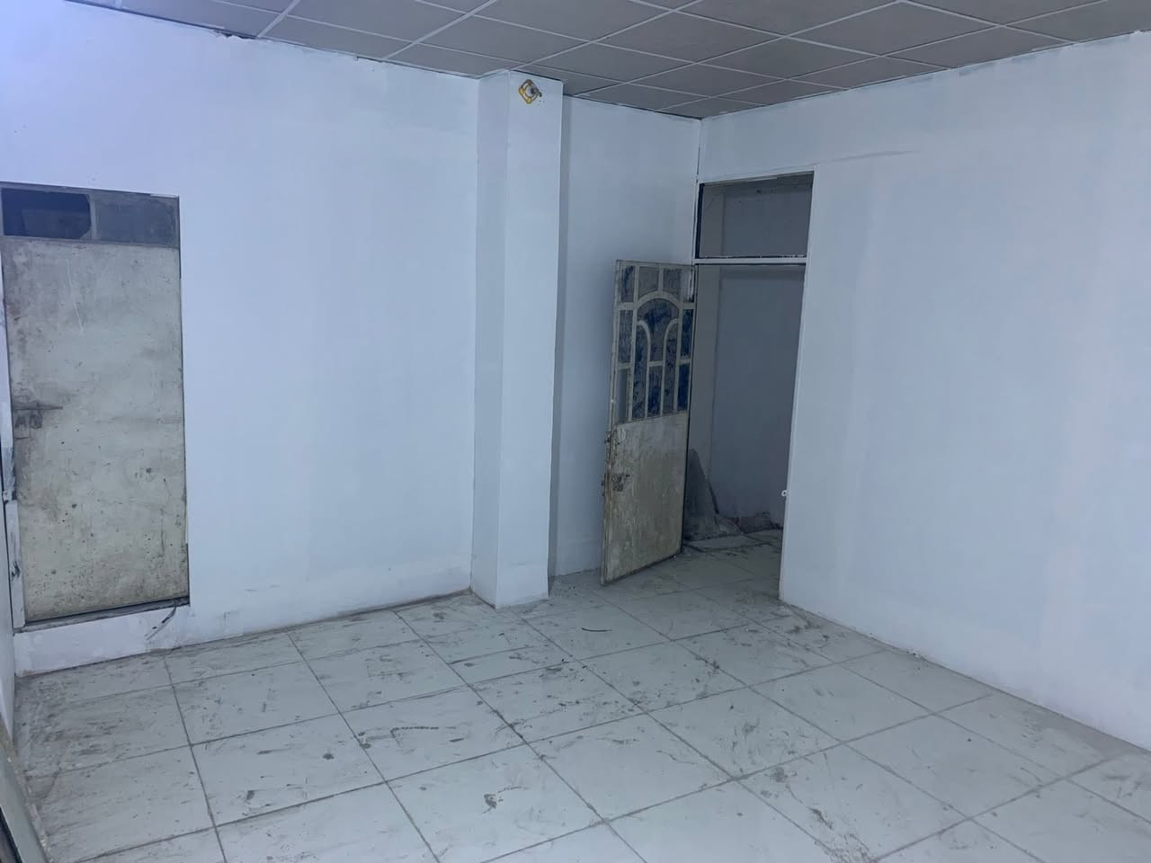 السلام عليكم  شقه للأيجار المساحه ١٠٠ متر الشقه مامسكونه ترميم جديد ارضيه سقوف كهربائيات بواري 
بالاضافه الى محل للايجار جوة الشقه 
العنوان السفير شارع ٢٠ قرب سوك العبيدي 
للاستفسار واتساب ***********
